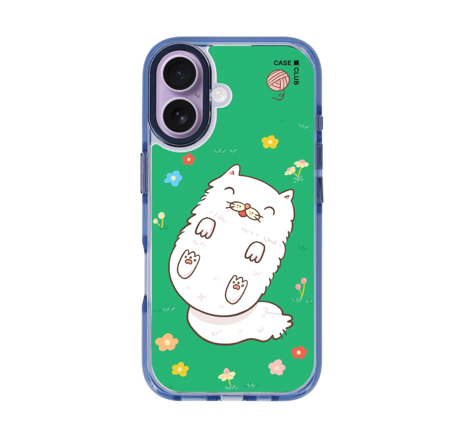 แมวเปอร์เซียในสวนดอกไม้สีเขียว