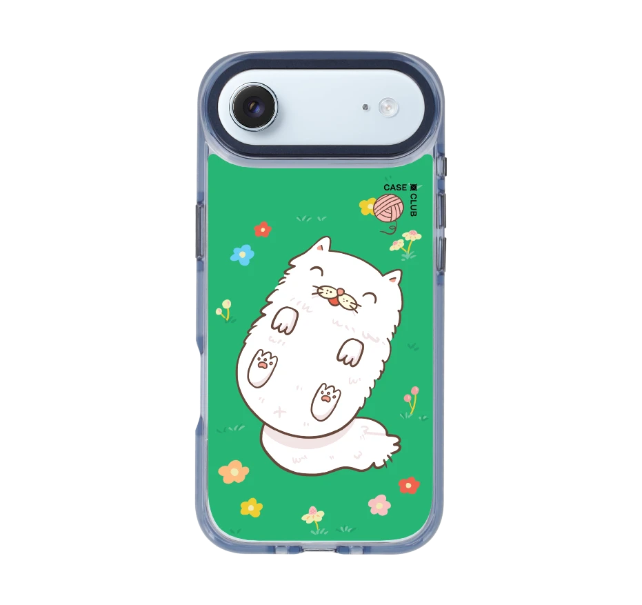 แมวเปอร์เซียในสวนดอกไม้สีเขียว