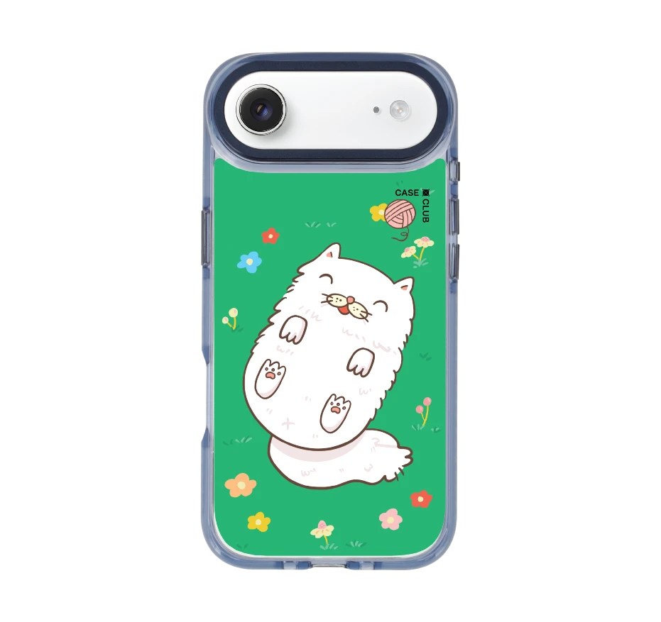 แมวเปอร์เซียในสวนดอกไม้สีเขียว