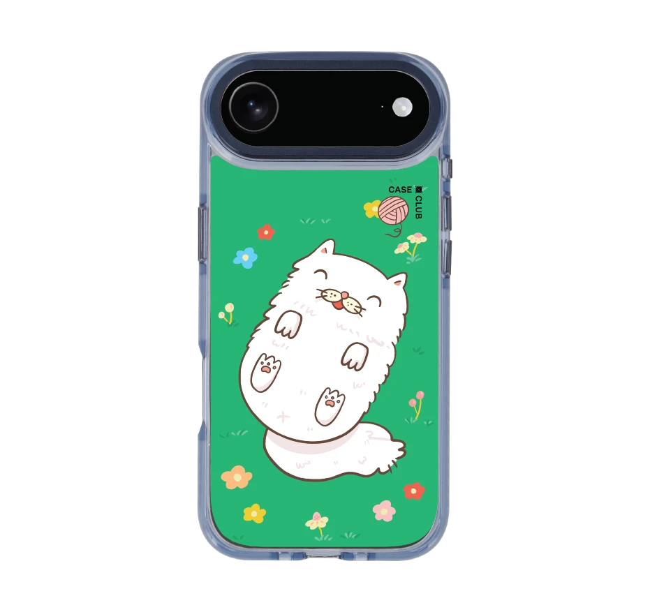 แมวเปอร์เซียในสวนดอกไม้สีเขียว