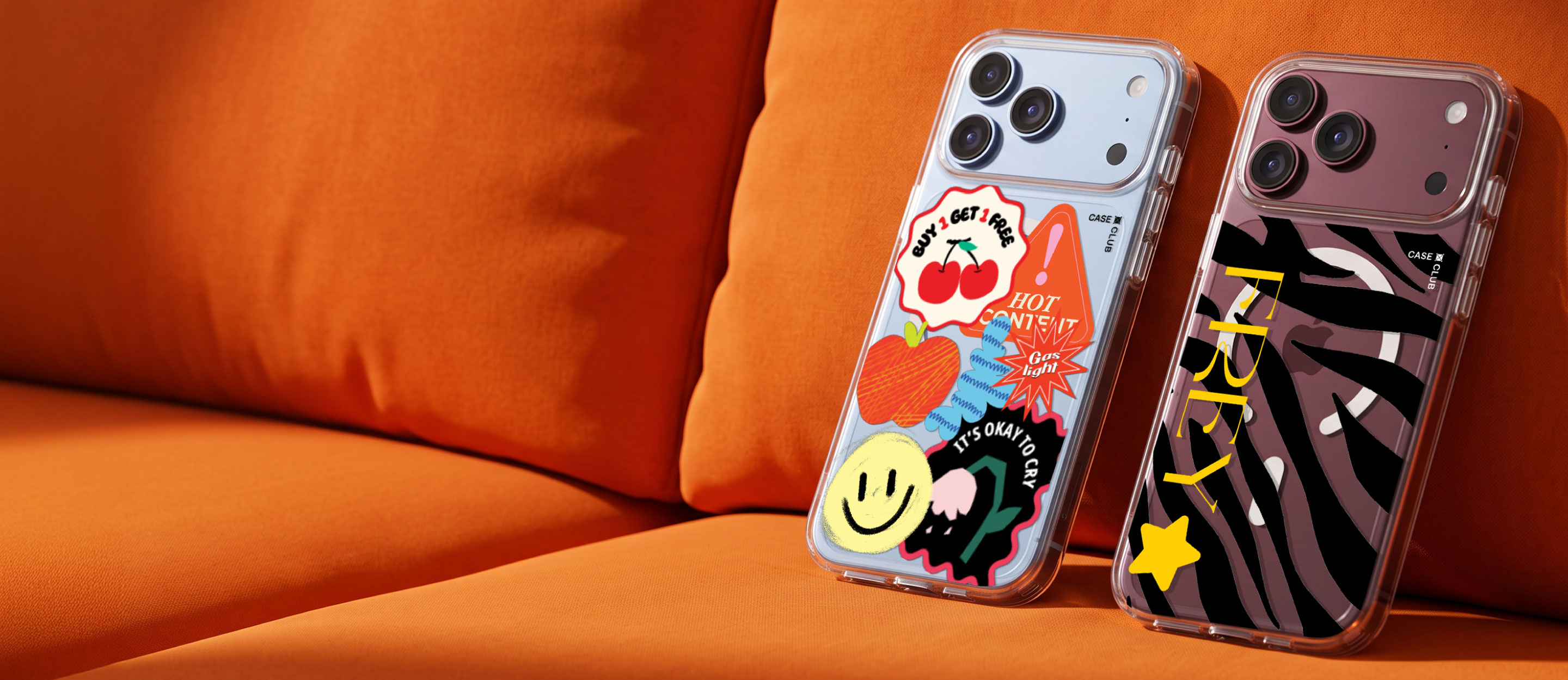เคสใสแปะสติกเกอร์หลากสี และเคสลายม้าลายพร้อมชื่อ FIREY วางบนโซฟาสีส้ม